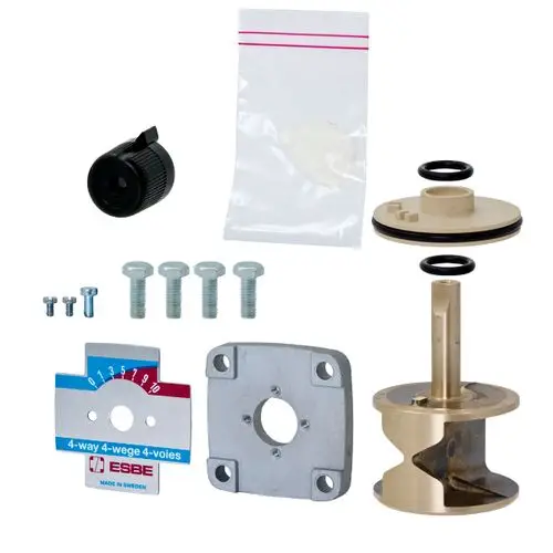 Reparaturset von ESBE mit verschiedenen Komponenten: Ventil, O-Ringe, Schrauben, ein Montageadapter und eine Bedienplatte mit Skala.
